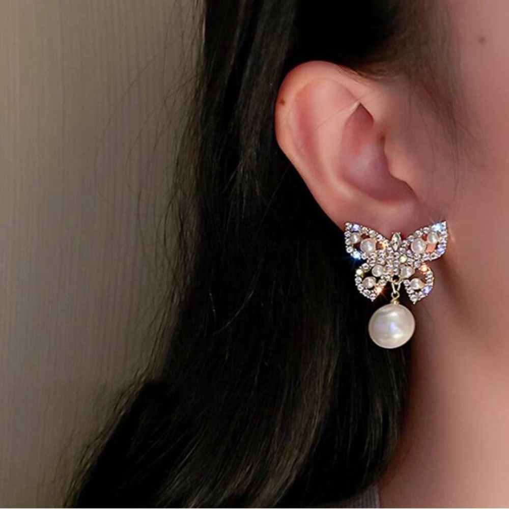 Elegant Butterfly Pearl Earrings - Picture 2 of 5